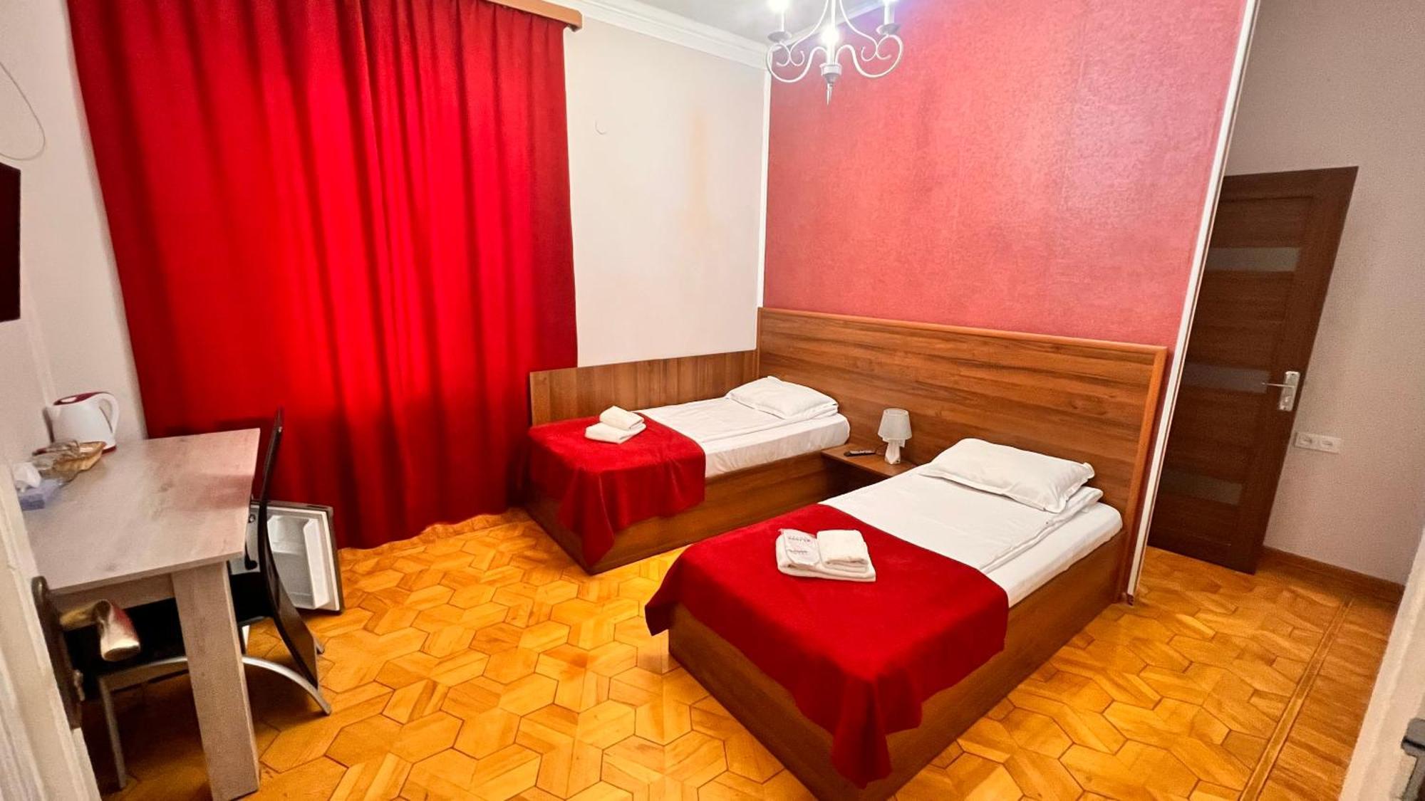 Elross Hotel Erevan Esterno foto