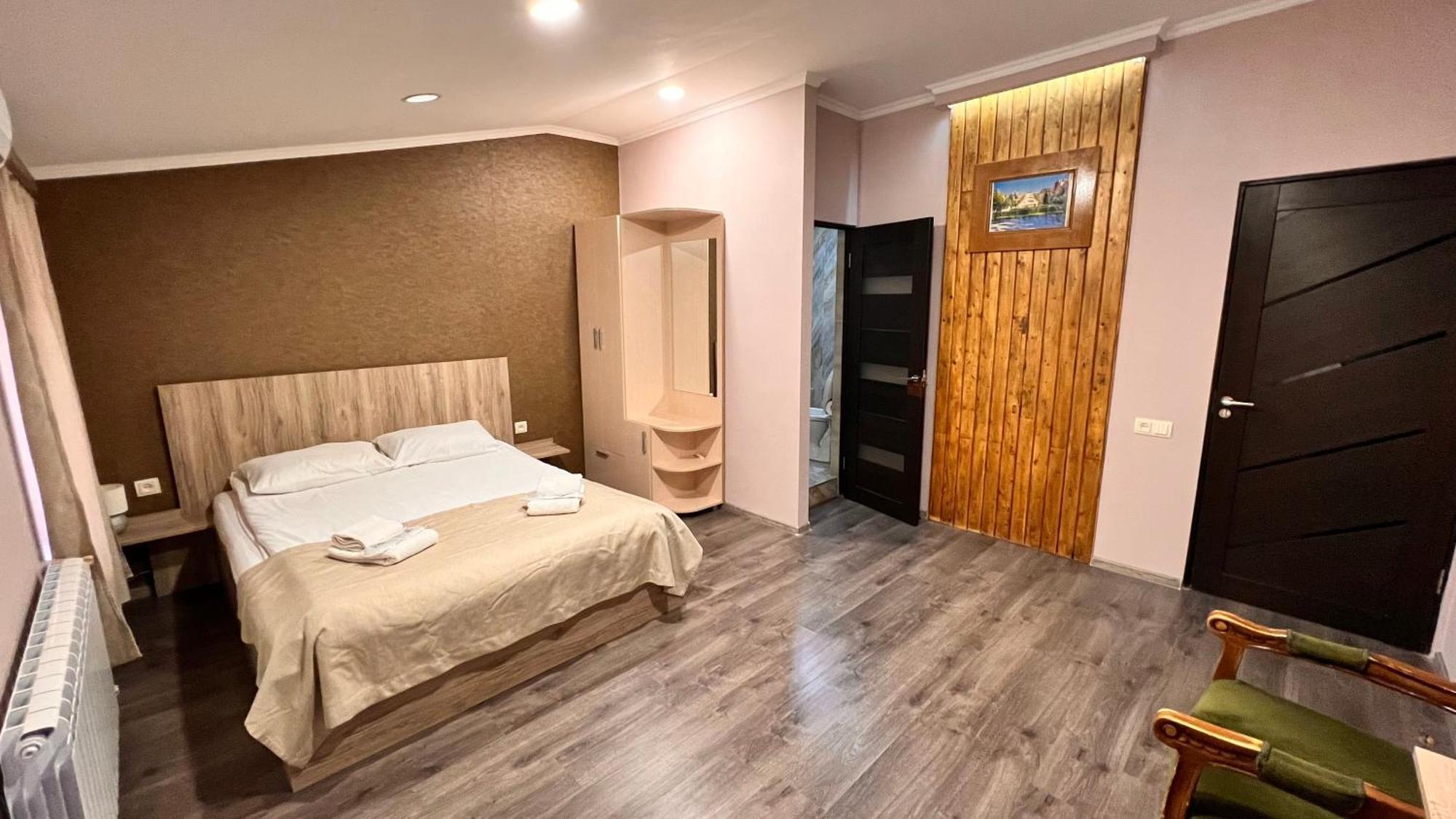 Elross Hotel Erevan Esterno foto