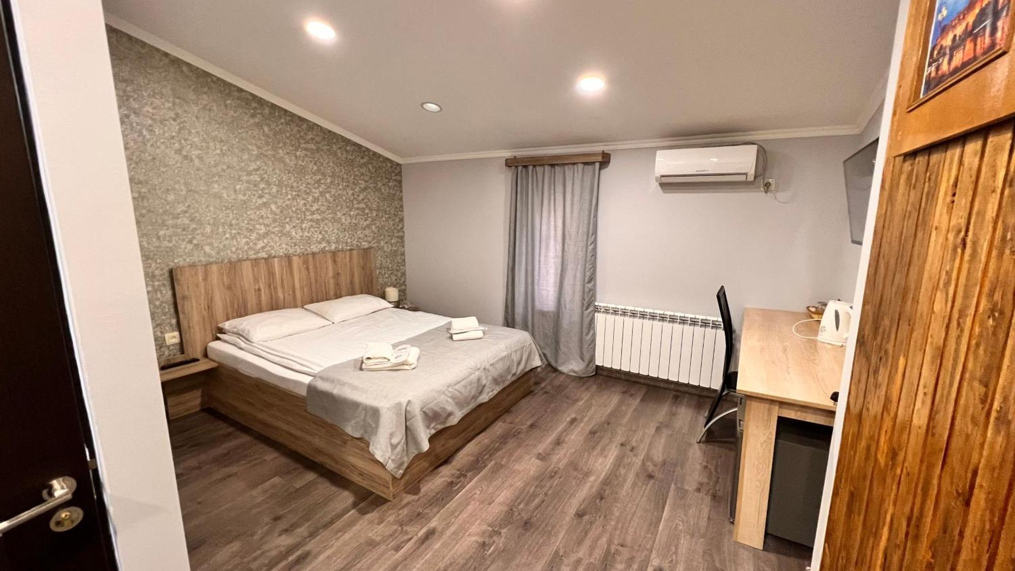 Elross Hotel Erevan Esterno foto