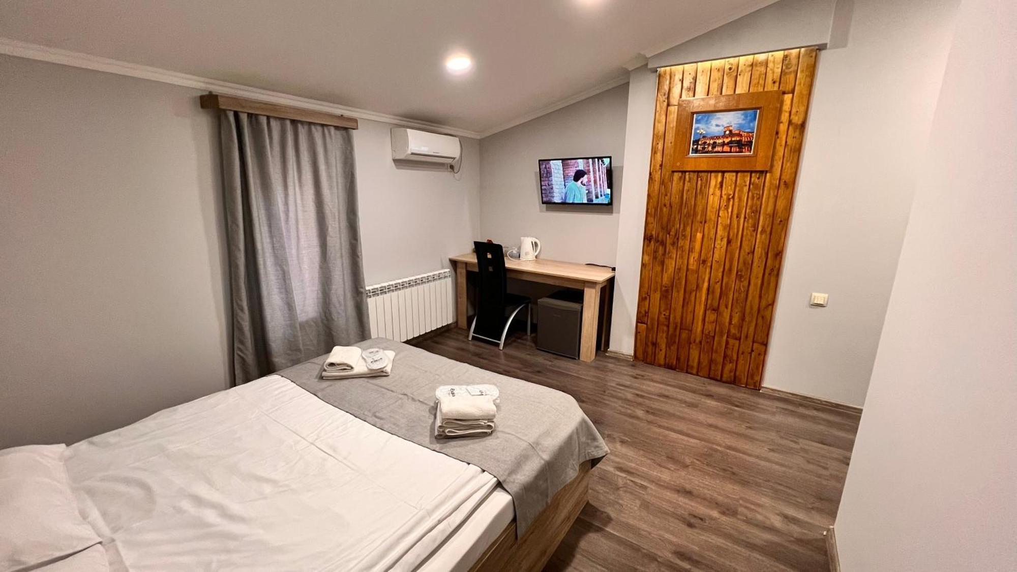 Elross Hotel Erevan Esterno foto
